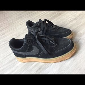 Nike Air Force 1 ‘07 in Black Suede